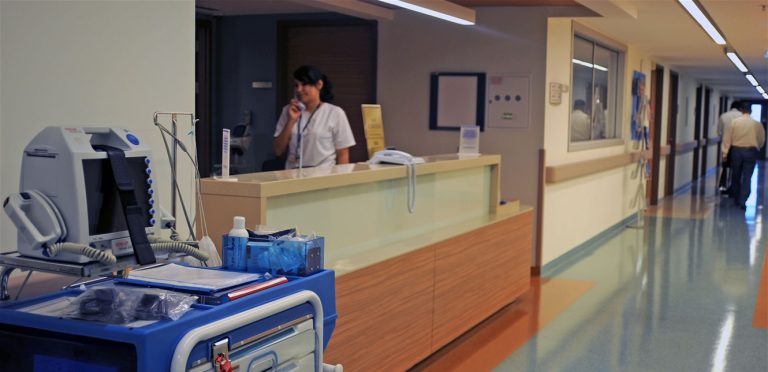 وضعه خطير جدّاً… نقل فنان معروف إلى العناية المركّزة بعد تدهور حالته الصحيّة