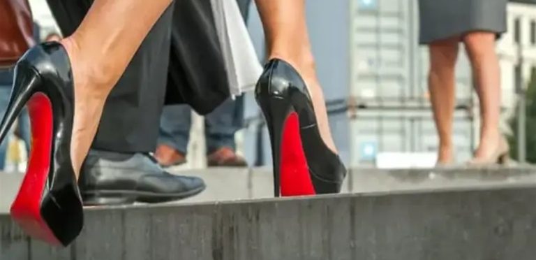 نجمة ترتدي نفس الحذاء منذ 15 عامًا.. من هي؟!