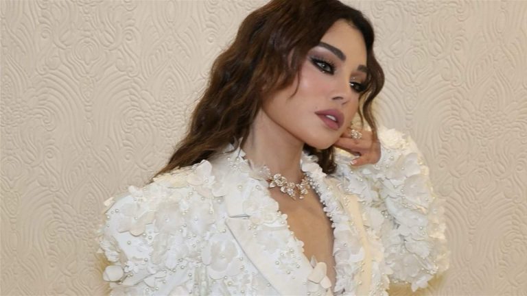 “تحت أضواء جدة”… هيفاء وهبي تخطف الأنظار بإطلالة بيضاء (صور)