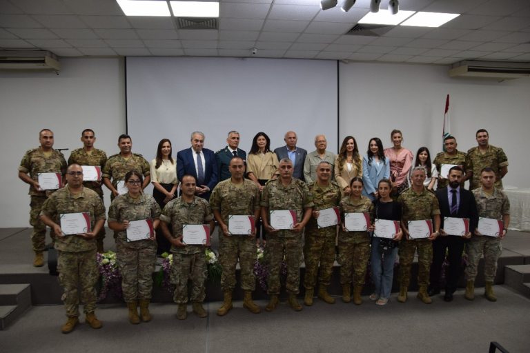 في ختام دورة تربوية وتكنولوجية.. المقاصد تحتفي بعناصر من الجيش اللبناني