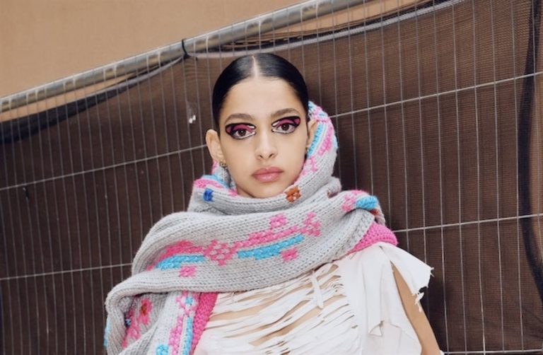 الوشاح يهيمن على موضة الشعر لصيف 2025: عودة الوشاح بأسلوب التسعينيات والبوهيمية الأنيقة