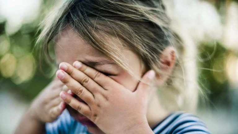 أب يبيع طفلته مقابل 60ألف دولار.. في العراق