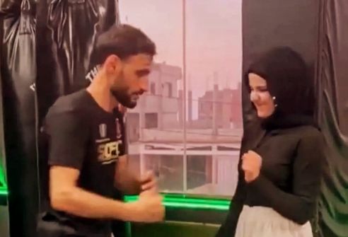 بعد توجيه لكمات قوية إلى فتيات… هادي يونس يرد: “مكملين” بقوة عالية