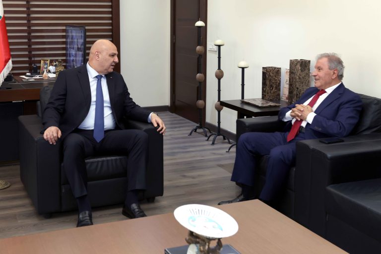 كحالة مقدما مفتاح البلدة المذهب للرئيس عون: هذه الزيارة كنز سيبقى حاضرا ونشكركم على ما تقومون به لا سيما توقيعكم على القانون الذي حمل فرجا للبلديات