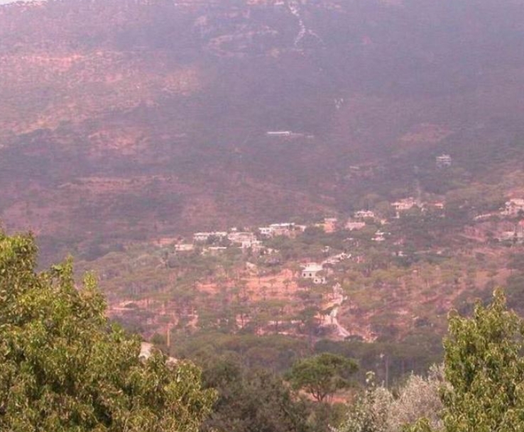 حادثة خطيرة تهز بلدة متنية.. خلية ارهابية من 12 شخصاً وضبط مستودع للسلاح والقناصات والطائرات المسيرة