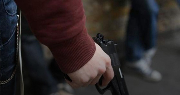 مشهد مأساوي… شاب ينهي حياته داخل سيارته