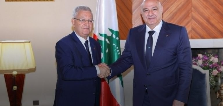 لقاءات للرئيس عون في الجزائر