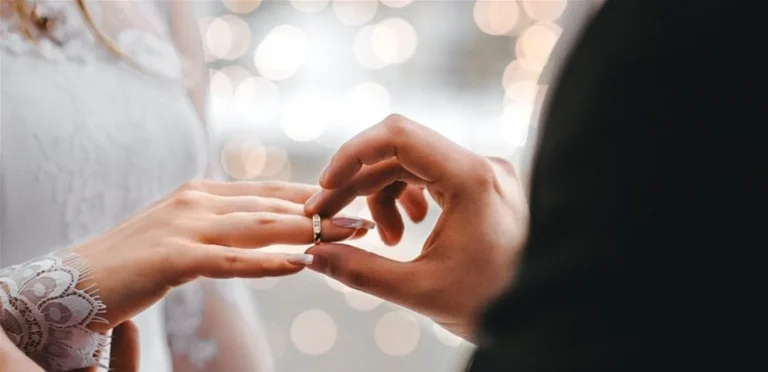 مُفاجأة لا تخطر “عالبال”.. أب يختطف عروس ابنه ويتزوجها!