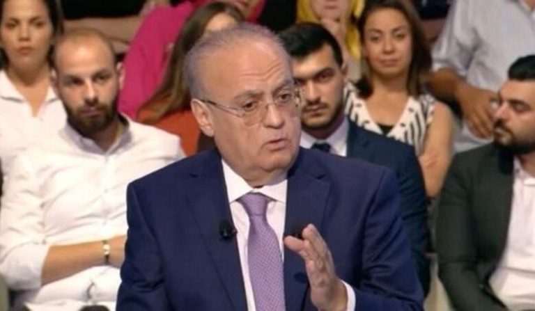 وهاب بعد سؤال المذيعة عن تدخله بالشأن السوري: اللي مش عاجبو يعضني بإجري