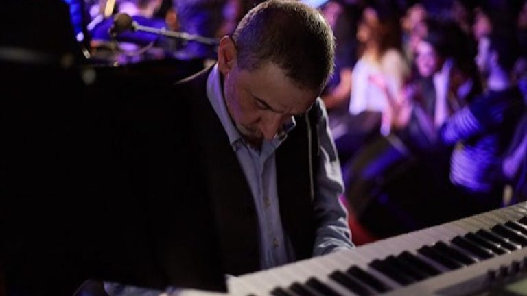 بالصور: صُمّم بعبارة “فيروز”.. هنا دُفن زياد الرحباني