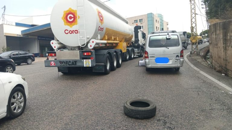 التحكم المروري: تعطّل “فان” لنقل الركاب على الطريق الدولية في عاريا صعوداً ودراج من مفرزة سير بعبدا يتولى المعالجة