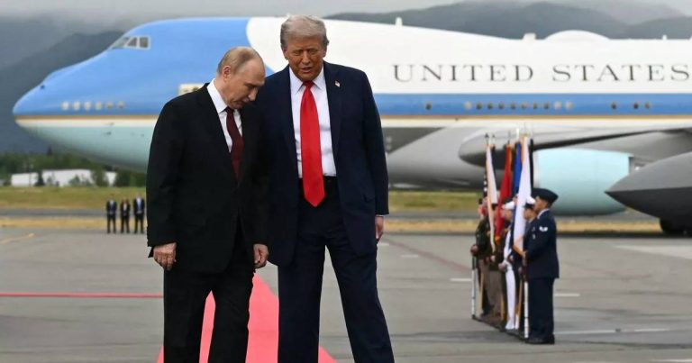 ما لم يُسمع… قارئ شفاه يفضح حديث ترامب وبوتين