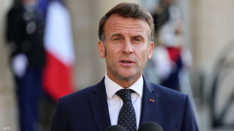 ماكرون يأمر بتعليق إعفاء التأشيرة للجوازات الجزائرية الرسمية