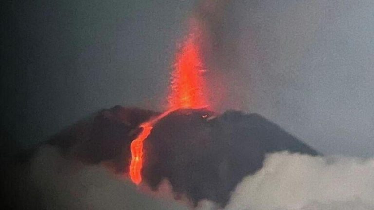 بركان كليوتشيفسكوي يقذف “قنابله”