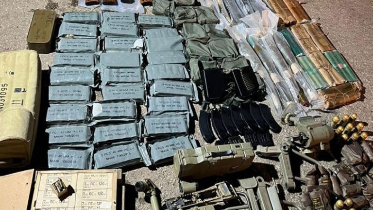 الجيش يوقف سوريًا في البقيعة – عكار ويضبط ترسانة أسلحة داخل سيارته