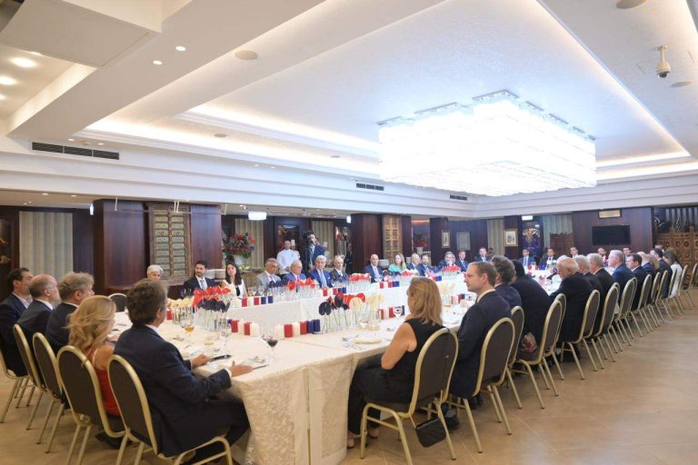 خلال مأدبة عشاء في بيروت… مخزومي يعرض رؤية للإصلاح ونزع السلاح أمام وفد من الكونغرس الأميركي