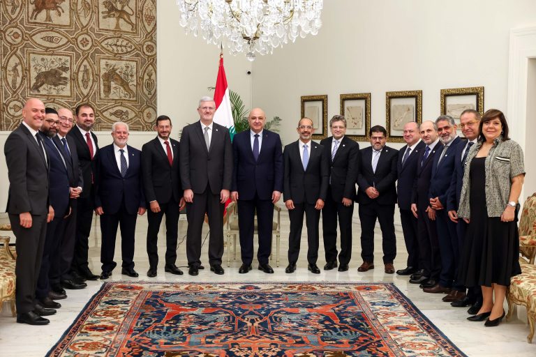 الرئيس عون: لن نستعيد ثقة اللبنانيين والعالم بدولتنا إلا بالعمل والتكامل بين القطاعين العام والخاص