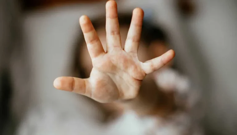 مقتل طفلة على يد والدها وزوجته… والعثور على شقيقها مصاباً بحروق