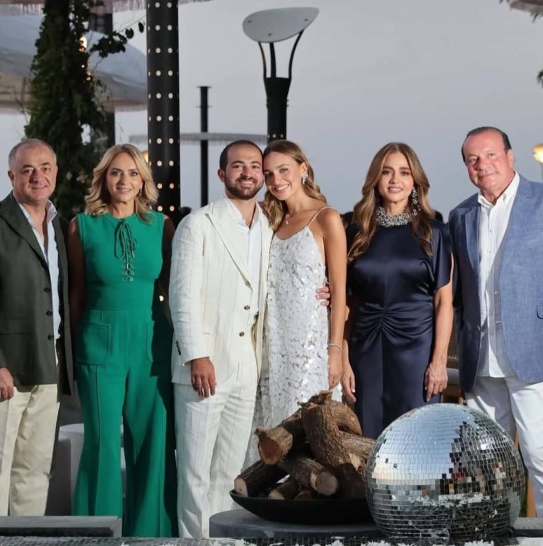 في أجواء عائلية دافئة، احتفلت النجمة جوليا بطرس وزوجها نائب رئيس مجلس النواب اللبناني إلياس بو صعب، أمس الأحد، بخطوبة ابنهما سامر والشابة لانا نصولي.