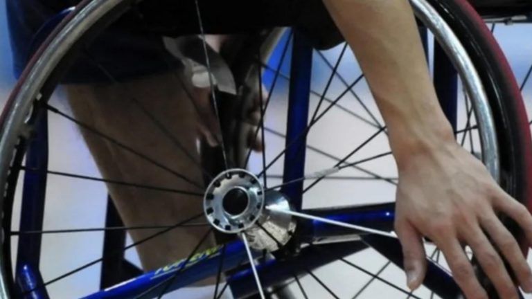 جدل واسع بعد إدارة لاعبي منتخب بريطانيا للكراسي المتحركة ظهورهم للنشيد الإسرائيلي في بطولة أوروبية