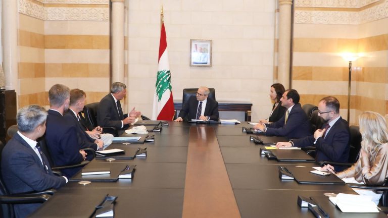 رئيس الحكومة نواف سلام يستقبل وفدًا من الكونغرس الأميركي ويبحث في دعم الجيش وتثبيت الاستقرار