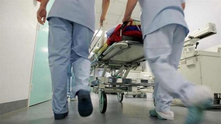 ممثلة شهيرة على اجهزة الاوكسجين في المستشفى