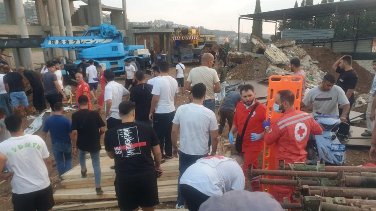 إنقاذ 7 عمال من تحت الأنقاض بعد انهيار سقف مبنى قيد الإنشاء في عرقة.. والبحث مستمر عن مفقود