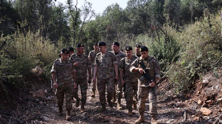 بالصور: بعد التفجير… قائد الجيش في وادي زبقين