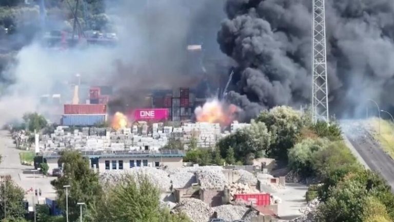 انفجارات وحريق ضخم في ميناء هامبورغ… وإغلاق طريق سريع تحسباً للمخاطر