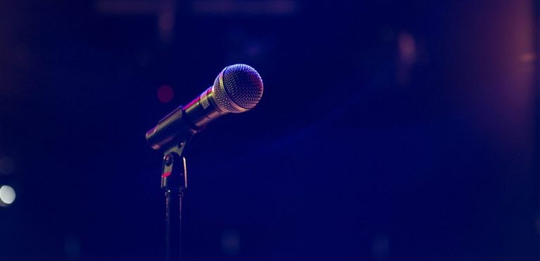 بعد تعرّضه لوعكة صحية مفاجئة على المسرح… هذه تفاصيل الحالة الصحية للفنان العربي الشهير (فيديو)