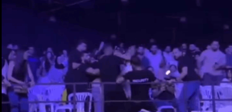 بالفيديو.. إشكال وتضارب خلال حفل تامر حسني في بيروت