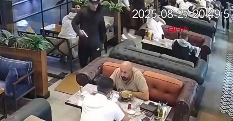 فيديو – اغتيال رئيس نادي علناً في مقهى في اسطنبول