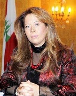 الشاعرة و الكاتبة السورية غادا فؤاد السمان تقصُّ جديلتها تضامناً مع نساء غزة