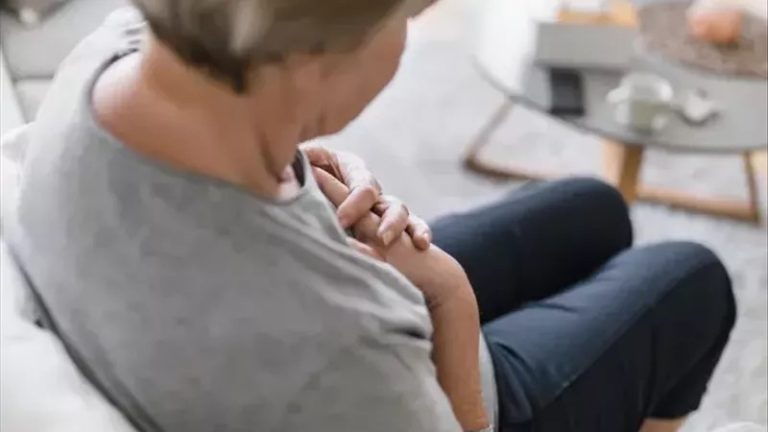 هل تعاني من ألم في الصدر؟.. إليك الفرق بين القلق والنوبة القلبية