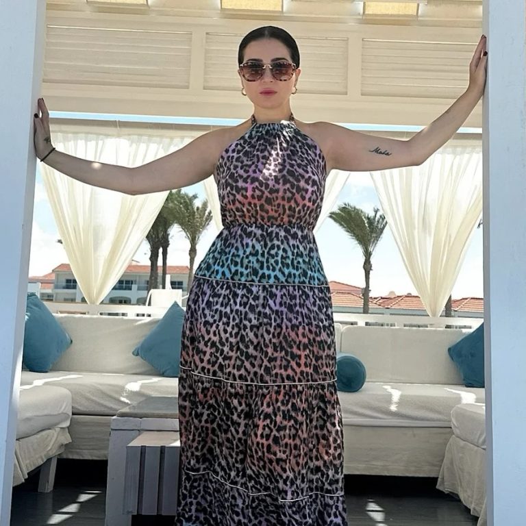 مي عز الدين تخطف الأنظار فى أحدث ظهور من إجازتها الصيفية