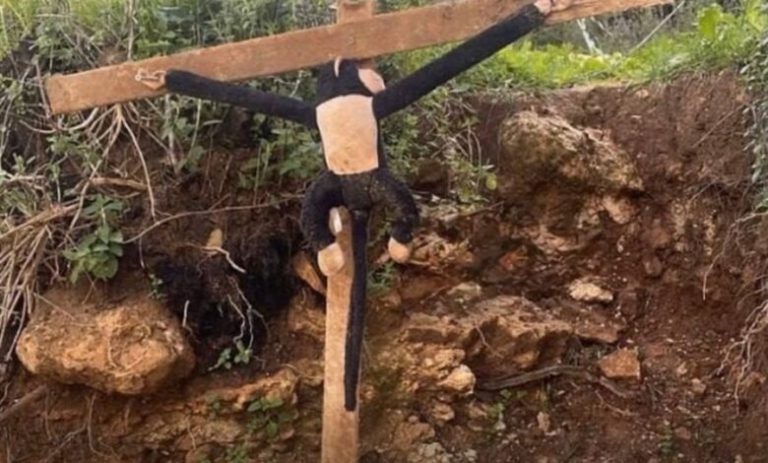 بالصورة – جندي إسرائيلي يسخر من صلب السيد المسيح في نقطة احتلال جنوب لبنان