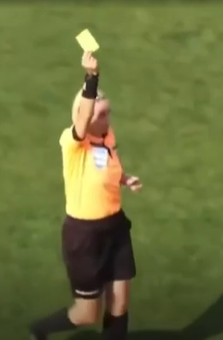 بالفيديو: أغرب بطاقة صفراء في دوريات كرة القدم