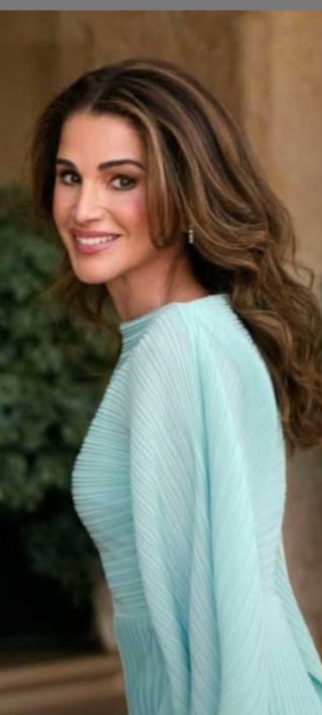 الملكة رانيا تحتفل بعامها الـ55: أيقونة للأناقة تجمع بين الحداثة والهوية العربية