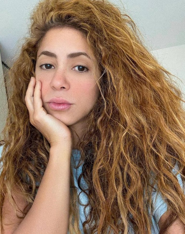 شاكيرا تنشر صورة جديدة لها بدون ماكياج