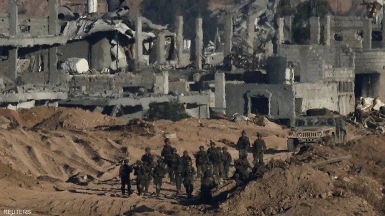 انقلاب شاحنة مساعدات يودي بحياة 20 شخصًا في غزة