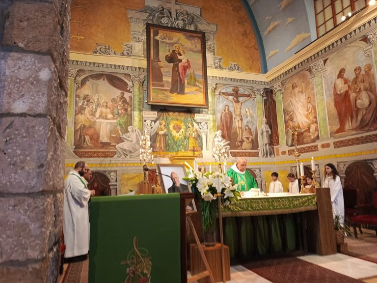 رعية بعبدات تكرّم جان لوي مانغي بقداس وفاء لمسيرته الروحية والفنية