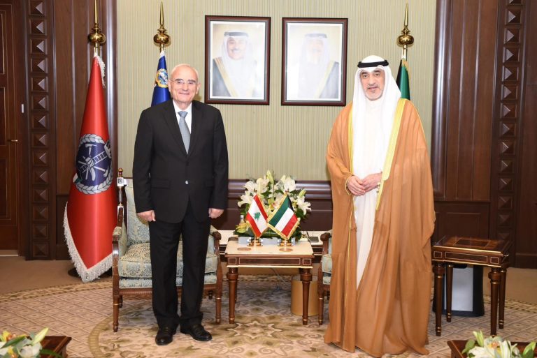 وزير الدفاع اللبناني يلتقي وزير الداخلية الكويتي: تأكيد على التعاون الأمني ودعم المؤسسة العسكرية