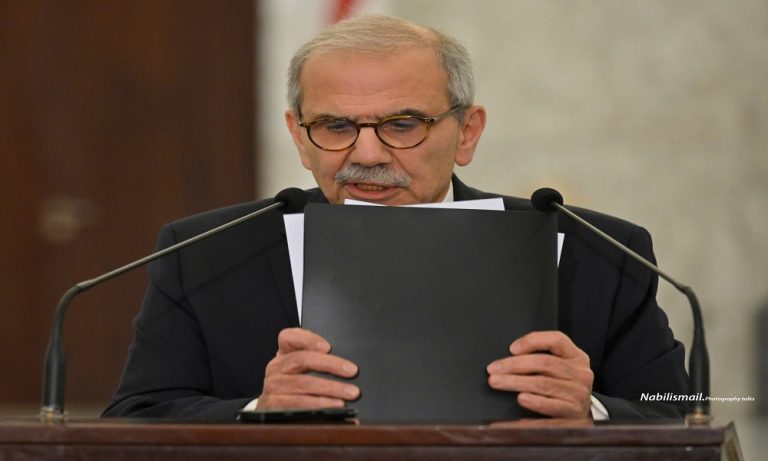 سلام يشيد بتسليم السلاح من المخيمات: العملية مستمرة