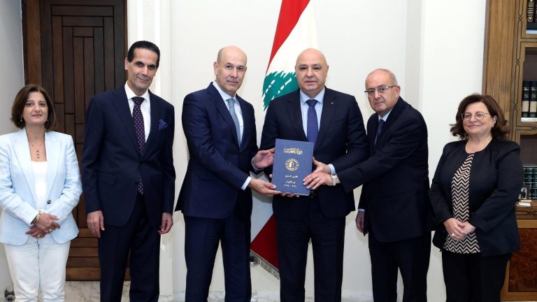 الرئيس عون بعد تسلمه تقرير ديوان المحاسبة: الرقابة ركيزة أساسية لمكافحة الفساد وتحقيق العدالة