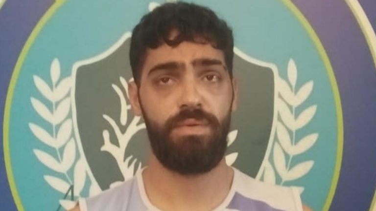 قوى الأمن توقف مروّجاً ومسلّب سيارات في عرمون وتعمّم صورته