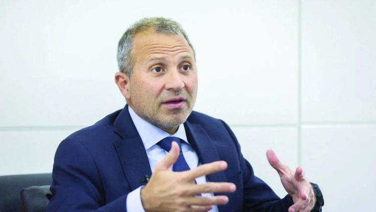 جبران باسيل يزور قرطبا ويؤكد التزامه بكشف حقيقة انفجار مرفأ بيروت وتعزيز التفاهم بين المكونات اللبنانية