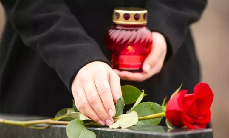 الطائرة تحطمت… وفاة مذيعة شهيرة أثناء تلقيها درسًا في الطيران