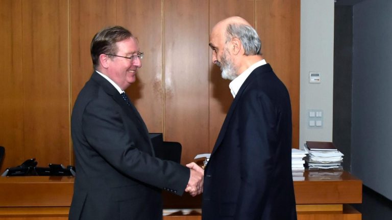 سمير جعجع يلتقي السفير البريطاني ويجدد دعم الجيش اللبناني ورفض تأجيل الانتخابات
