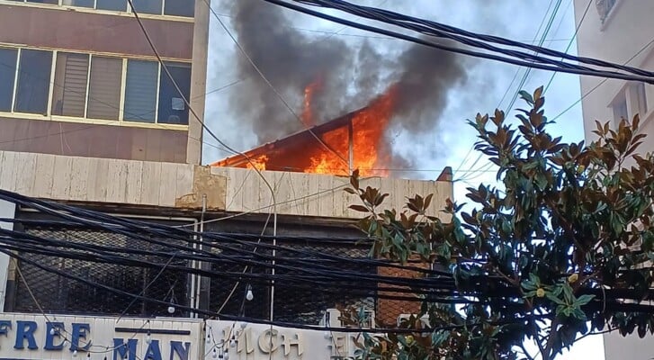 نيران تلتهم طايقًا في مبنى في صيدا