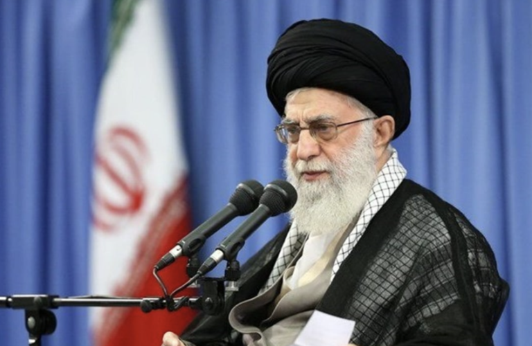 المرشد الإيراني يوصي الحكومة بتخزين المواد الأساسية تحسبا لـ”مخاطر محتملة”